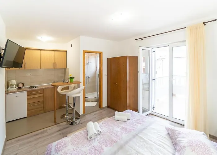 Gostinjska kuća And By The Sea Palit, Rab - 5010 3*